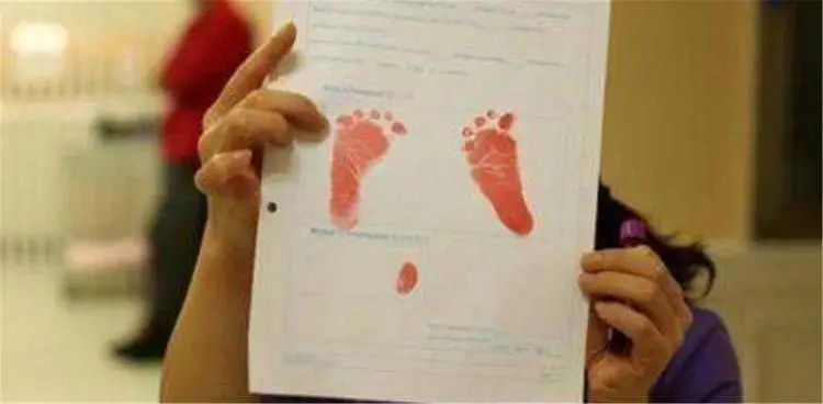 懷疑孩子非親生，夫妻偷做親子鑒定，竟是正規(guī)醫(yī)院新生兒被抱錯(cuò)？