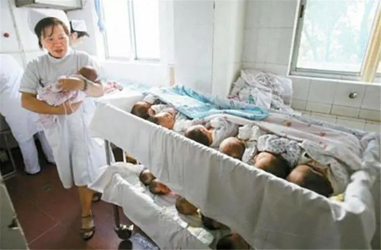 懷疑孩子非親生，夫妻偷做親子鑒定，竟是正規(guī)醫(yī)院新生兒被抱錯(cuò)？