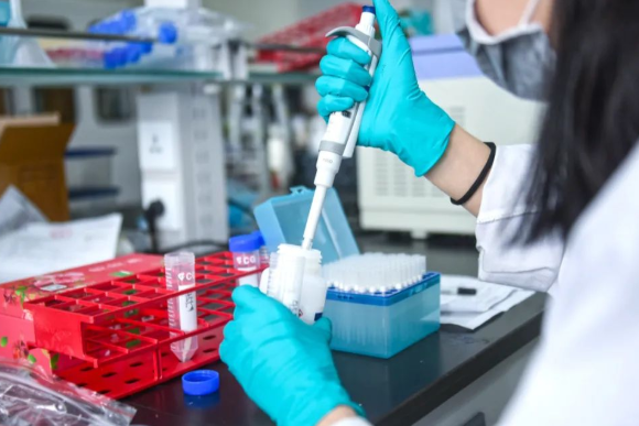 20歲女性產(chǎn)子后，竟要求6名男人來(lái)做親子鑒定，事情結(jié)局讓人痛心