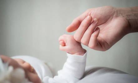 偏信“滴血認親”雙方親屬血液相融于清水引鬧劇 DNA親子鑒定才可靠 偏信“滴血認親”雙方親屬血液相融于清水引鬧劇 DNA親子鑒定才可靠