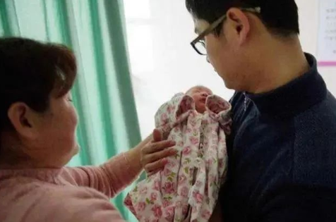 給親生孩子上戶(hù)口,為何還要去司法鑒定中心做親子鑒定出生證? 給親生孩子上戶(hù)口,為何還要去司法鑒定中心做親子鑒定出生證?