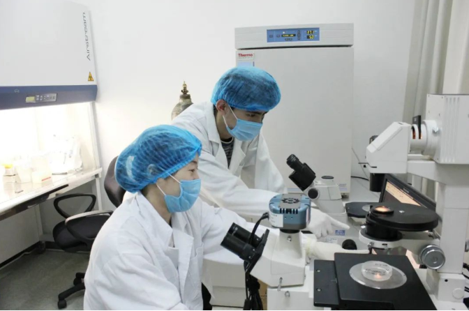 做親子鑒定是不是一定要本人親自到司法鑒定所讓工作人員采樣本？